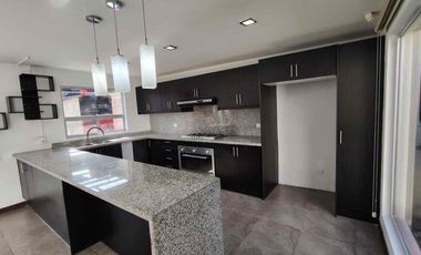 Casa en Venta en Mirasierra con Patio