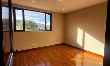 Renta de Hermosa Casa en Tumbaco