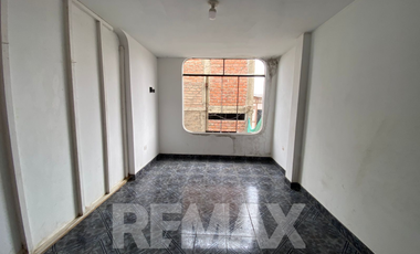 Amplia Casa de 3 Pisos con Potencial de Vivienda + Ingresos – SJM (El Brillante)