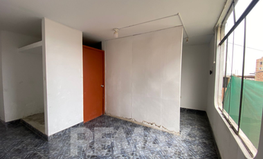 Amplia Casa de 3 Pisos con Potencial de Vivienda + Ingresos – SJM (El Brillante)
