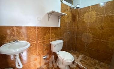 Amplia Casa de 3 Pisos con Potencial de Vivienda + Ingresos – SJM (El Brillante)