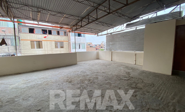 Amplia Casa de 3 Pisos con Potencial de Vivienda + Ingresos – SJM (El Brillante)