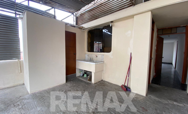 Amplia Casa de 3 Pisos con Potencial de Vivienda + Ingresos – SJM (El Brillante)