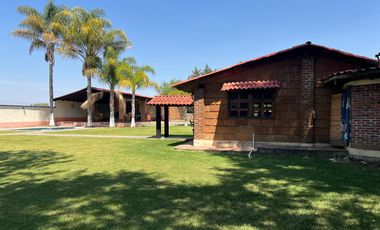 Quinta de descanso en venta - Senguio, Mich. – Frente al Río Descripción: Excelente oportunidad de inversión en Senguio. Propiedad totalmente equipada