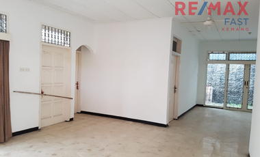 DISEWAKAN – RUMAH INDUK HOEK (POJOK) | SIAP HUNI