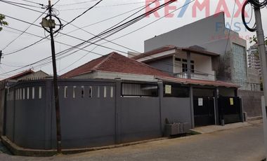 DISEWAKAN – RUMAH INDUK HOEK (POJOK) | SIAP HUNI