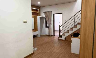 Dijual Rumah Semi Furnished Free Interior di Komplek Puri Indah