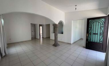 Casa sola de un nivel en privada con portón eléctrico