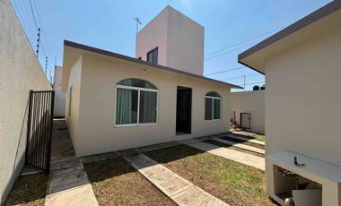 Casa sola de un nivel en privada con portón eléctrico