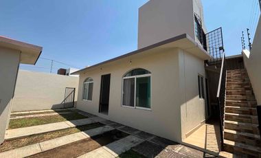 Casa sola de un nivel en privada con portón eléctrico