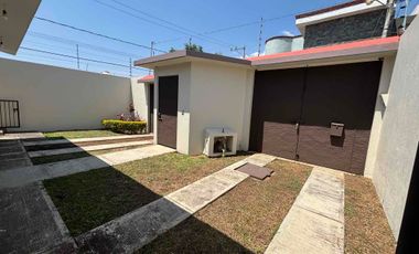 Casa sola de un nivel en privada con portón eléctrico