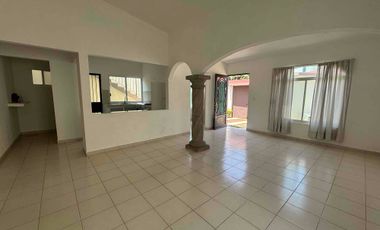 Casa sola de un nivel en privada con portón eléctrico