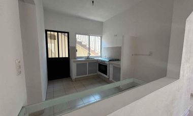 Casa sola de un nivel en privada con portón eléctrico