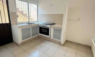 Casa sola de un nivel en privada con portón eléctrico