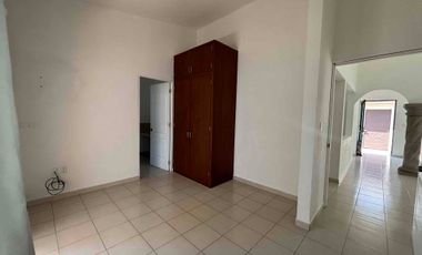 Casa sola de un nivel en privada con portón eléctrico