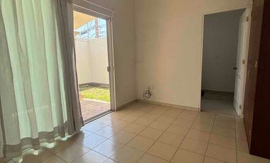 Casa sola de un nivel en privada con portón eléctrico