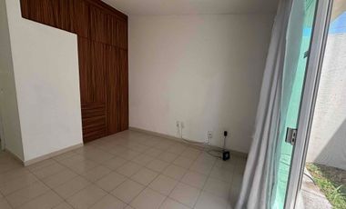 Casa sola de un nivel en privada con portón eléctrico