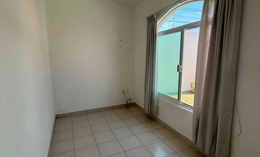 Casa sola de un nivel en privada con portón eléctrico