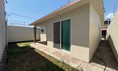 Casa sola de un nivel en privada con portón eléctrico