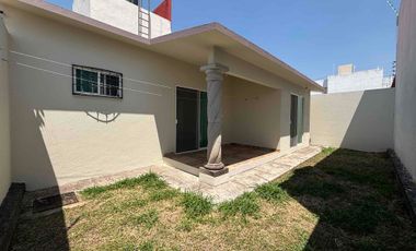 Casa sola de un nivel en privada con portón eléctrico