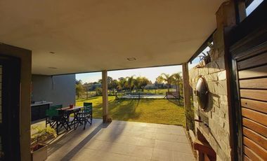 Casa en Faro Del Leyes - Arroyo Leyes, 2 Dorm, Cochera Doble, Galeria