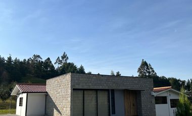 En arriendo casa de campo con Cancha de Tenis y Amplio Terreno en Jadán -  a 35 minutos de Cuenca