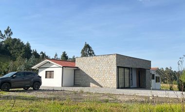 En arriendo casa de campo con Cancha de Tenis y Amplio Terreno en Jadán -  a 35 minutos de Cuenca