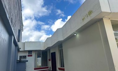 Casa en la Av Abraham Calazacon