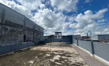 Casa en la Av Abraham Calazacon