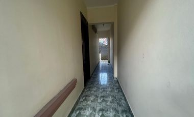 Casa en la Av Abraham Calazacon