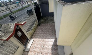 Casa en la Av Abraham Calazacon