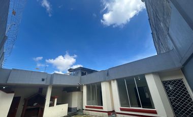 Casa en la Av Abraham Calazacon