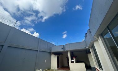 Casa en la Av Abraham Calazacon