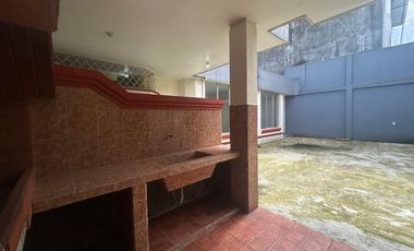 Casa en la Av Abraham Calazacon