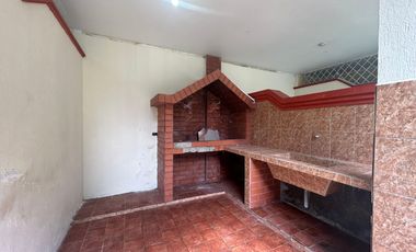 Casa en la Av Abraham Calazacon