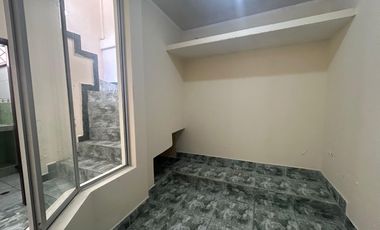 Casa en la Av Abraham Calazacon
