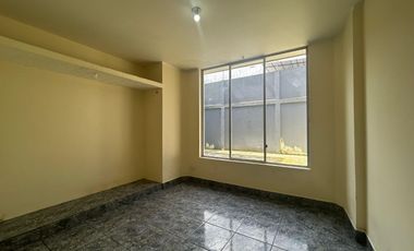 Casa en la Av Abraham Calazacon