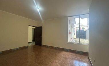 Casa en la Av Abraham Calazacon