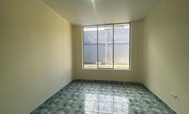 Casa en la Av Abraham Calazacon