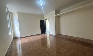 Casa en la Av Abraham Calazacon