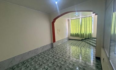 Casa en la Av Abraham Calazacon