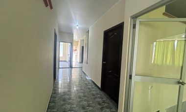 Casa en la Av Abraham Calazacon