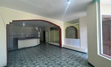 Casa en la Av Abraham Calazacon