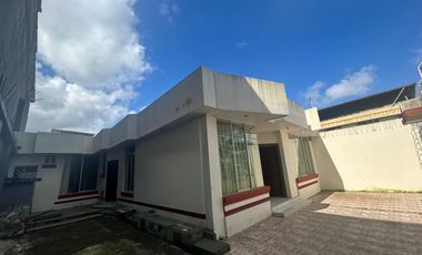Casa en la Av Abraham Calazacon