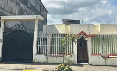 Casa en la Av Abraham Calazacon