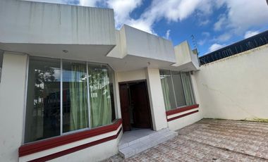 Casa en la Av Abraham Calazacon