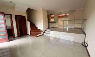 Venta casa  cuatro 4 dormitorios en Conocoto Valle de los Chillos.