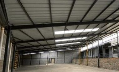 Bodega Nave Industrial de arriendo alquiler en cuenca ecuador sistema contra incendios sector Uncovia