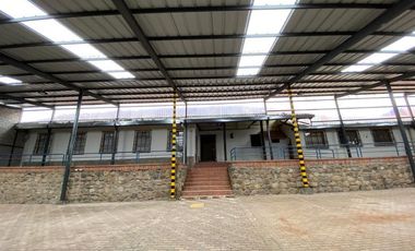 Bodega Nave Industrial de arriendo alquiler en cuenca ecuador sistema contra incendios sector Uncovia