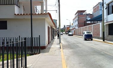 CHORRILLOS REMATO MIS ACC. DERECHOS DEL 50% DE CASA 2 PISOS+AIRES 180M2 $90 MIL DOLARES, ENTREGA INMEDIATA, URB. LOS LAURELES, ZONA RESIDENCIAL.